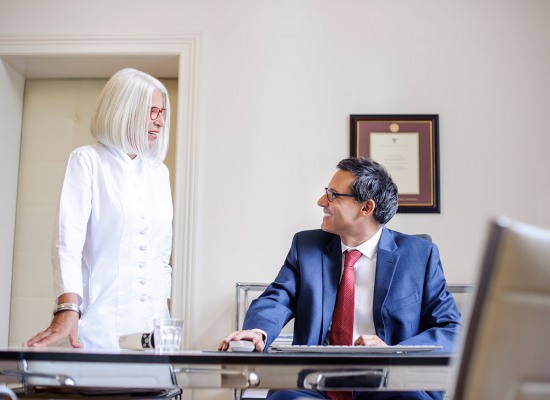 Kollegin und  Prof. Dr. Khusru Asadullah zusammen.
