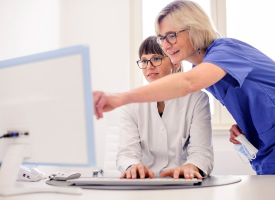Mitarbeiter vor dem Computer.