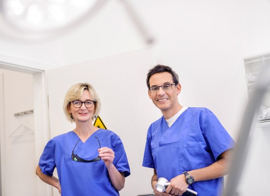 Prof. Dr. Khusru Asadullah im Gespräch mit einer Kollegin.